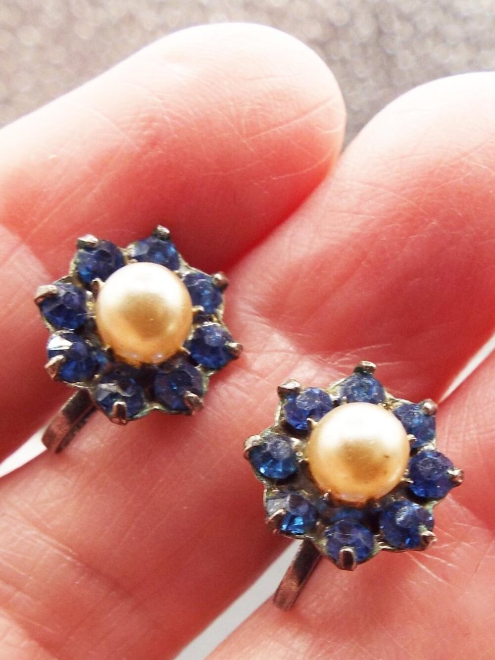 ANTIQUE STERLING AND BLUE GEMS W/ PEARL CENTER FLOWER SCREWBACK EARRINGS M